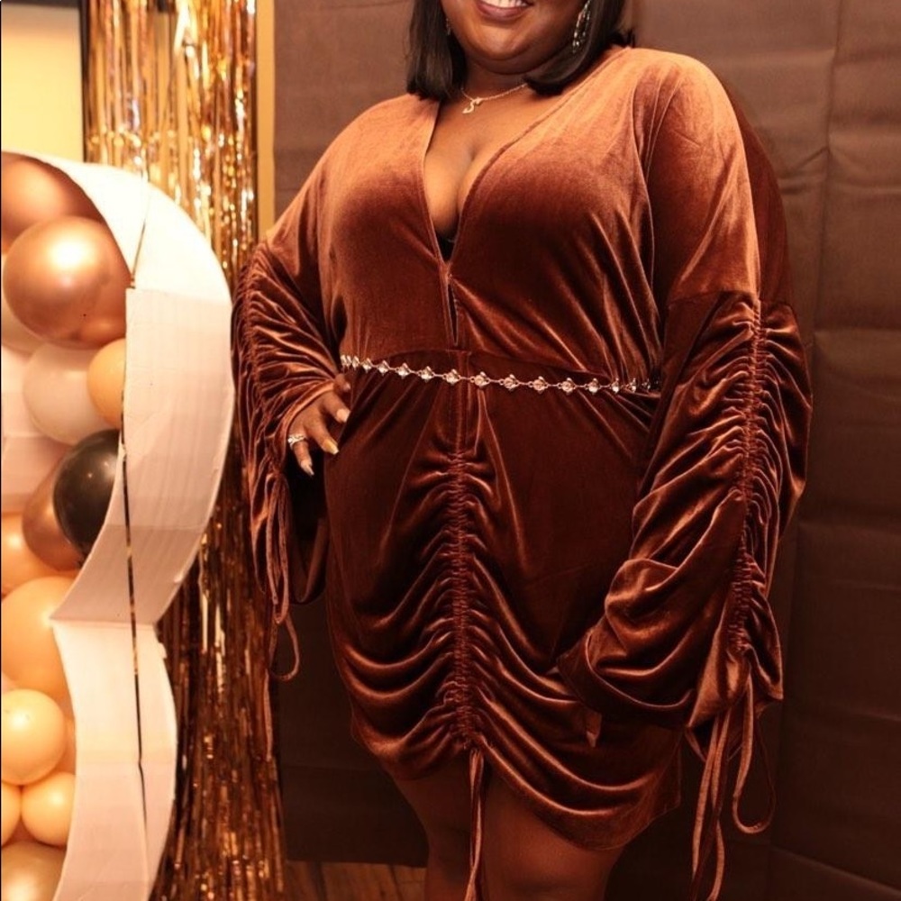 PrettyLittleThing - Plus Chocolate Velvet Plunge Ruched Front Bodycon Dress.